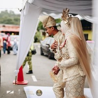 Tamu yang hendak berfoto dengan pengantin pun harus tetap melakukannya dari dalam mobil karena mereka tidak diizinkan turun dari kendaraan.Foto: Dok. Zenuz Production