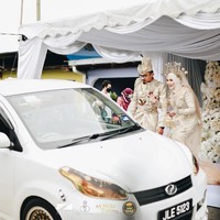 Wawa dan Aguss (pemilik perniagaan Burger Viral AguzzBurger). Merupakan  majlis perkahwinan pertama yang berkonsepkan drive thru di Malaysia.  Mengekalkan SOP mengikut saranan Kementerian Kesihatan Malaysia, demikian yang ditulis Zenuz Production pada keterangan fotonya. Foto: Dok. Zenuz Production