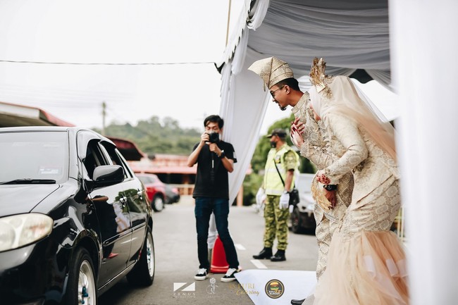 Kedua mempelai Wawa dan Aguss menyapa tamu undangan pernikahan mereka tanpa bersalaman. Foto: Dok. Zenuz Production