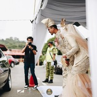 Kedua mempelai Wawa dan Aguss menyapa tamu undangan pernikahan mereka tanpa bersalaman. Foto: Dok. Zenuz Production