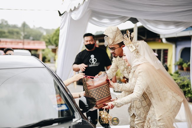 Pasangan bernama Wawa dan Aguss asal Malaysia, menggelar pernikahan drive thru baru-baru ini. Foto-foto pernikahan mereka diunggah pihak vendor foto dan video pernikahan yaitu Zenuz Production ke Facebook. Foto-foto pernikahan drive thru ini pun menarik atensi netizen. Foto: Dok. Zenuz Production