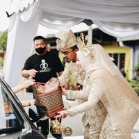 Pasangan bernama Wawa dan Aguss asal Malaysia, menggelar pernikahan drive thru baru-baru ini. Foto-foto pernikahan mereka diunggah pihak vendor foto dan video pernikahan yaitu Zenuz Production ke Facebook. Foto-foto pernikahan drive thru ini pun menarik atensi netizen. Foto: Dok. Zenuz Production