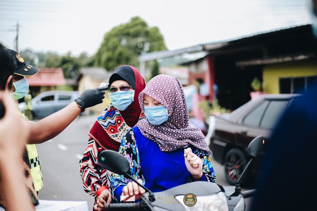 Tamu yang hadir bukan hanya mengendarai mobil, ada juga yang naik motor. Mereka pun harus melalui pemeriksaan suhu tubuh sebelum bertemu dengan pengantin. Foto: Dok. Zenuz Production
