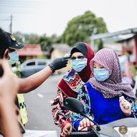 Tamu yang hadir bukan hanya mengendarai mobil, ada juga yang naik motor. Mereka pun harus melalui pemeriksaan suhu tubuh sebelum bertemu dengan pengantin. Foto: Dok. Zenuz Production