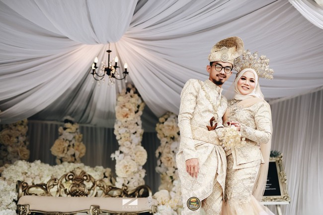 Inilah kedua mempelai Wawa dan Aguss yang menggelar resepsi pernikahan secara drive thru. Meski digelar secara sederhana, keduanya tetap tampil glamour layaknya pengantin pada umumnya. Foto: Dok. Zenuz Production