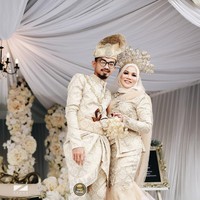 Inilah kedua mempelai Wawa dan Aguss yang menggelar resepsi pernikahan secara drive thru. Meski digelar secara sederhana, keduanya tetap tampil glamour layaknya pengantin pada umumnya. Foto: Dok. Zenuz Production