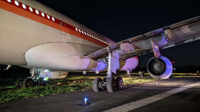 Pesawat Garuda Indonesia GA613 yang tergelincir di Bandara Sultan Hasanuddin, Maros, Sulsel, saat hendak lepas landas (take off) (dok. istimewa)