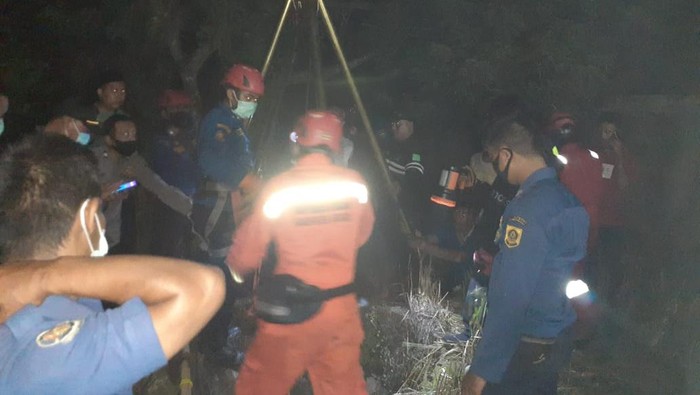 Petugas Damkar saat mengevakuasi korban yang tercebur sumur (Foto: dok Istimewa)