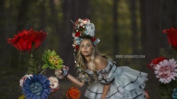 Tokoh Alice diperagakan oleh Marlie Queen. Queen terlihat sangat mirip dengan Alice. Gaun yang digunakan hingga rambut pirangnya.  