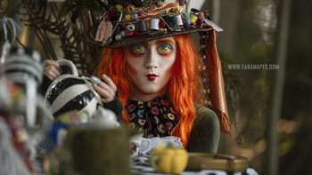 Si rambut oren Hatter diperagakan oleh Parker Hare. Riasan wajah dan topi yang dikenakan Hare membuatnya tampil sempurna sebagai Hatter.  