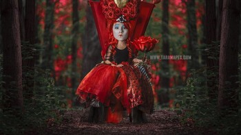 Ratu merah yang selalu marah diperankan oleh Tia Mapes. Ekspresi yang dikeluarkan oleh Mapes sangat menunjukkan ciri khas sang ratu.  