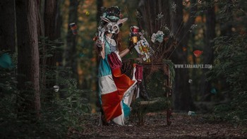 Kelinci putih yang pertama kali mengajak Alice ke dunia dongeng itu diperankan oleh Peyton.   