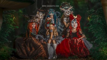 Para pemeran menggunakan gaun dan hiasan kepala yang dibuat secara khusus Stella Maris Tutu Atelier dan Stella Maris Tutu Atelier.  