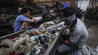 Jenis kantong kresek tidak laku dikumpulkan oleh pemulung untuk didaurulang oleh industri daurulang dan sampah jenis ini membutuhkan waktu puluhan hingga ratusan tahun untuk terdekomposisi secara alamiah. Pekerja memilah sampah plastik yang akan di daur ulang menjadi biji plastik di PT Batu Mas Murni, Tangerang. CNNIndonesia/Safir Makki