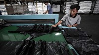 Sentar industri kantong plastik daur ulang mungkin akan terdampak langsung akibat pelarangan pengunaan kantong plastik di pusat-pusat perbelanjaan di Jakarta. CNNIndonesia/Safir Makki