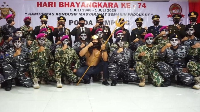 Polda Lampung menerima hadiah dari Neptunus Marinir TNI AL di Hari Bhayangkara ke-74 (dok. Istimewa)