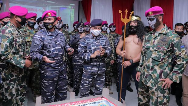 Polda Lampung menerima hadiah dari 'Neptunus' Marinir TNI AL di Hari Bhayangkara ke-74 (dok. Istimewa)