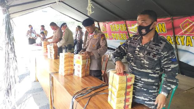 Polda Lampung menerima hadiah dari 'Neptunus' Marinir TNI AL di Hari Bhayangkara ke-74 (dok. Istimewa)