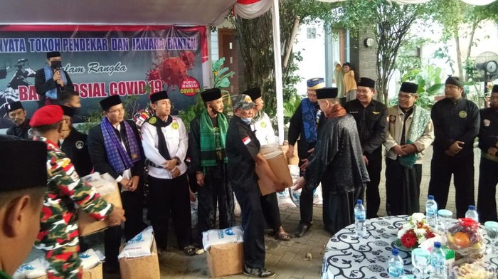 Polisi di Banten mengisi Hari Bhayangkara dengan membagikan sembako ke warga serta menyerahkan bantuan peti mati ke Gugus Tugas (M Iqbal/detikcom)