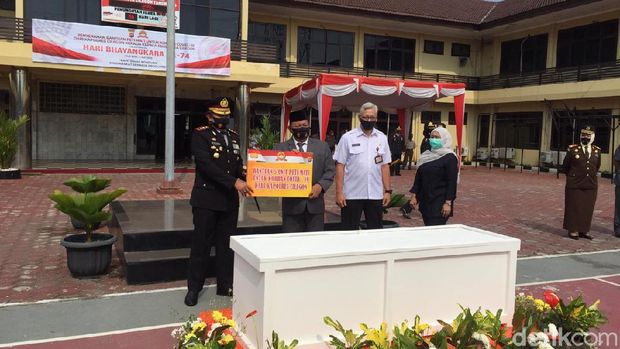 Polisi di Banten mengisi Hari Bhayangkara dengan membagikan sembako ke warga serta menyerahkan bantuan peti mati ke Gugus Tugas (M Iqbal/detikcom)