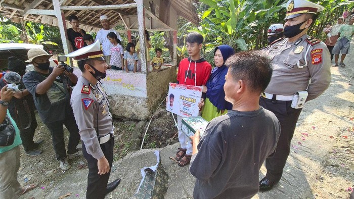 Polisi di Sukabumi serahkan SIM gratis ke seorang remaja