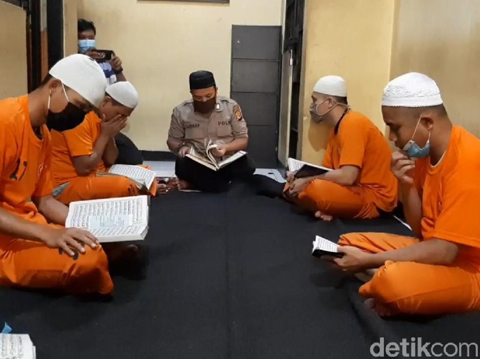 Polisi di Tasikmalaya menjadi guru ngaji sekaligus spiritul para tahanan di Polres