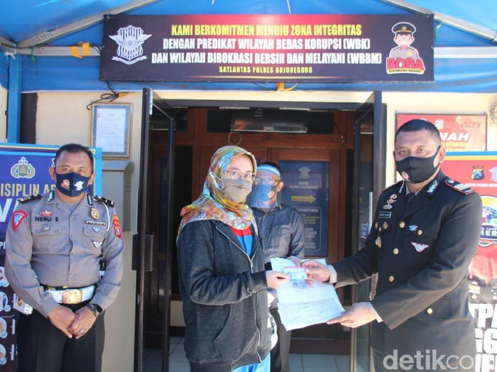 Dalam peringatan Hari Bhayangkara ke-74, Polres Bojonegoro menggelar pelayanan SIM khusus. Pelayanan khusus itu diberikan kepada warga yang lahir pada 1 Juli.