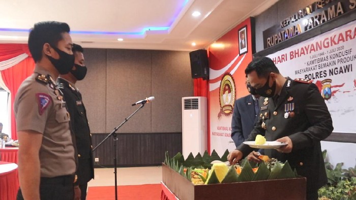 Sebanyak 33 anggota Polres Ngawi yang telah purba bakti mendapat kado di HUT ke-74 Bhayangkara. Mereka mendapatkan potongan tumpeng dan tali asih.