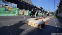 Makam tersebut hanya dibatasi besi di kiri dan kanannya. Sedangkan di pusaranya dihiasi ubin bercorak warna merah.