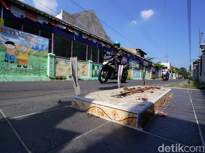 Bicara soal makam yang terletak di lokasi tak biasa, ternyata ada juga di Kota Solo. Tepatnya di pinggir jalan kampung Teposanan, Kelurahan Sriwedari, Solo.