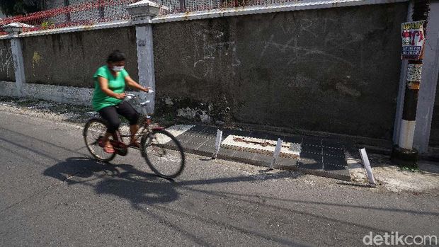 Bicara soal makam yang terletak di lokasi tak biasa, ternyata ada juga di Kota Solo. Tepatnya di pinggir jalan kampung Teposanan, Kelurahan Sriwedari, Solo.