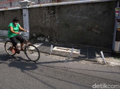 Bicara soal makam yang terletak di lokasi tak biasa, ternyata ada juga di Kota Solo. Tepatnya di pinggir jalan kampung Teposanan, Kelurahan Sriwedari, Solo.