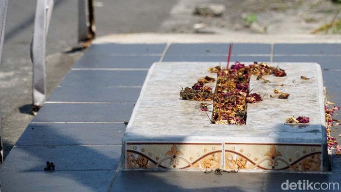 Bicara soal makam yang terletak di lokasi tak biasa, ternyata ada juga di Kota Solo. Tepatnya di pinggir jalan kampung Teposanan, Kelurahan Sriwedari, Solo.