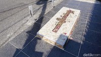 Dulu lokasi tersebut merupakan bekas area pemakaman. Makam-makam di area tersebut kemudian dipindah ke lokasi lain pada sekitar tahun 1980-an. Hanya satu makam yang akhirnya tidak dipindah, yakni makam Kiai Precet.