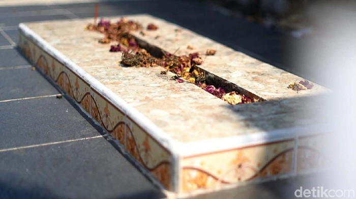 Potret Makam Bertabur Bunga di Pinggir Jalan Kampung Solo Bicara soal makam yang terletak di lokasi tak biasa, ternyata ada juga di Kota Solo. Tepatnya di pinggir jalan kampung Teposanan, Kelurahan Sriwedari, Solo.