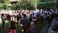 Para pendaftar disebut nekat tetap datang ke sekolah dan tak mendaftar secara online dengan sejumlah alasan, salah satunya ketidakpahaman teknis pendaftaran online.