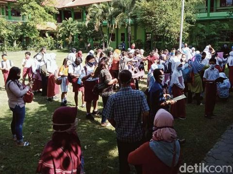 Suasana penerimaan peserta didik baru (PPDB) di SMPN 1 Klaten ramai dengan para orang tua dan calon siswa. Para pendaftar datang ke sekolah dan tak mendaftar secara online.
