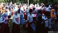 Panitia terus meminta mereka untuk tidak berkerumun. Namun kondisi ramai dan kerumunan tak bisa dihindari.