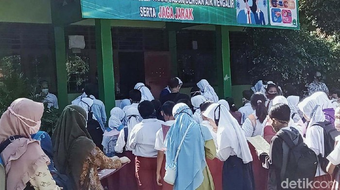 Potret Padatnya Pendaftaran Siswa Baru di SMPN 1 Klaten Suasana penerimaan peserta didik baru (PPDB) di SMPN 1 Klaten ramai dengan para orang tua dan calon siswa. Para pendaftar datang ke sekolah dan tak mendaftar secara online.