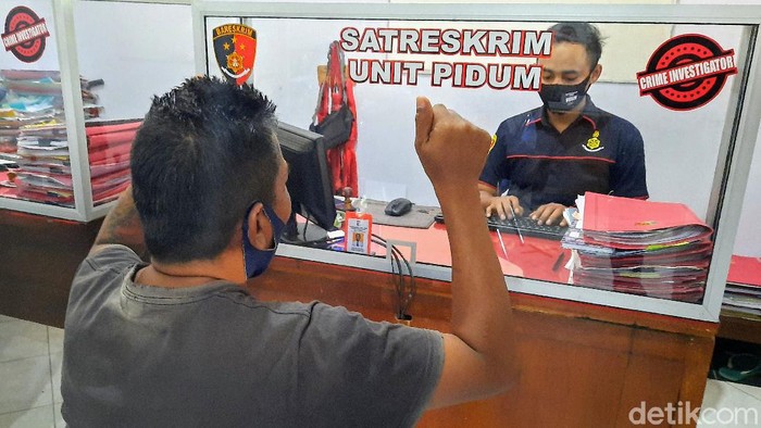 pria lawan dan banting hp polisi jadi tersangka