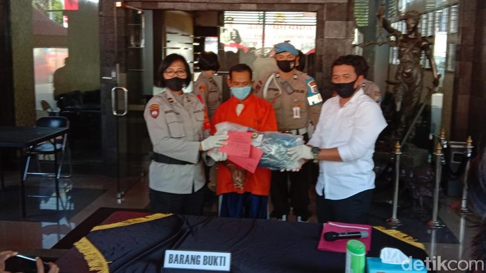 Seorang pria di Kota Malang menyetubuhi putri kandungnya sendiri. Padahal awalnya sang putri hanya meminta tolong untuk dipijat.