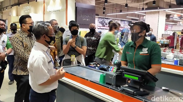 Kepala Dinas Lingkungan Hidup, Andono Warih memantau toko swalayan yang berada di dalam mal. Dia pun menanyakan penerapan penggunaan kantong belanja ramah lingkungan. (Tasya/detikcom) Kepala Dinas Lingkungan Hidup, Andono Warih memantau toko swalayan yang berada di dalam mal. Dia pun menanyakan penerapan penggunaan kantong belanja ramah lingkungan. (Tasya/detikcom)