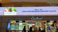 Salah satu mal di Jakarta, Grand Indonesia telah menerapkan kewajiban menggunakan kantong belanja ramah lingkungan pada pengunjung. Pemberitahuan pun terpampang di beberapa LED dan poster. (Tasya/detikcom)