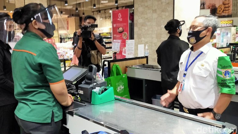 Pusat perbelanjaan dilarang gunakan kantong plastik Pusat perbelanjaan dilarang gunakan kantong plastik