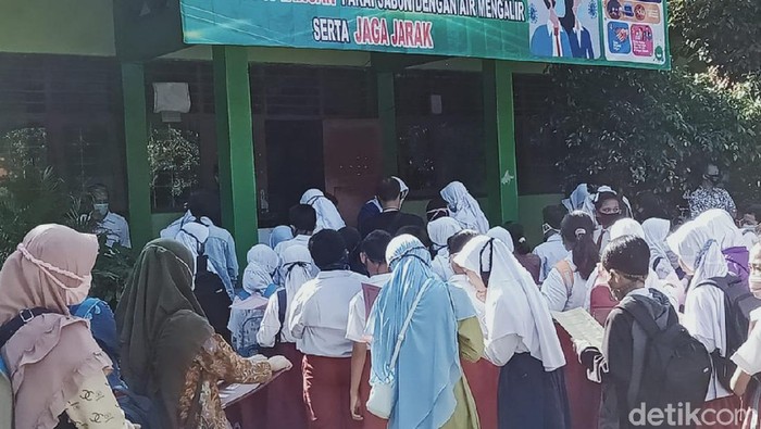 Ramai-ramai pendaftar PPDB datangi SMPN 1 Klaten, Rabu (1/7/2020).