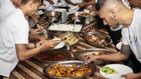 Selamat berbuka puasa. Tapi jangan lupa untuk tetap menjaga jarak dengan orang lain saat berbuka! #throwback, tulis Raphael dalam keterangan foto yang diunggahnya. Foto: Instagram @raphaelmaitimo