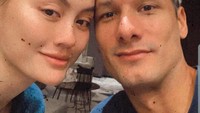 Jadi teman dekat Agnez Mo, pesepak bola Raphael Maitimo mencuri perhatian dengan wajahnya yang tampan. Ini momen manisnya saat selfie bareng Agnez. Foto: Instagram @raphaelmaitimo