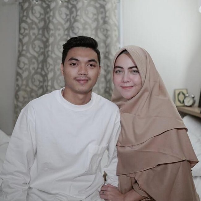 Inilah potret Ratu Nabila dan mantan suaminya itu. Di awal pernikahannya dengan Alfath Fathier, Ratu Nabila sempat hijrah. Foto: Instagram @alfathfaathier