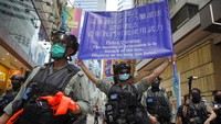 Polisi memperingatkan bahwa jika demonstran terus meneriakkan slogan-slogan anti-China, mereka akan menghadapi penangkapan berdasarkan undang-undang keamanan yang baru. Undang-undang baru itu melarang kejahatan pemisahan diri, subversi, terorisme, dan kolusi dengan pasukan asing, dengan ancaman penjara seumur hidup. AP Photo/Vincent Yu.