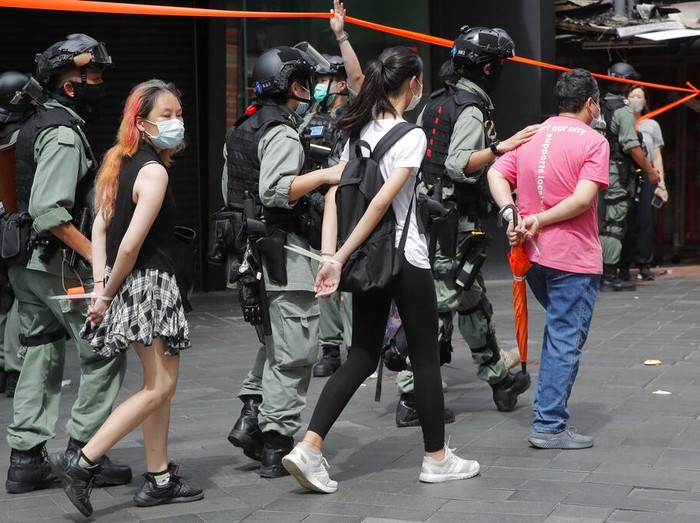 Polisi bekuk ratusan orang yang ikut dalam aksi di hari peringatan 1 Juli. Demonstran pro-demokrasi gelar aksi protes terkait disahkannya UU Keamanan Nasional.